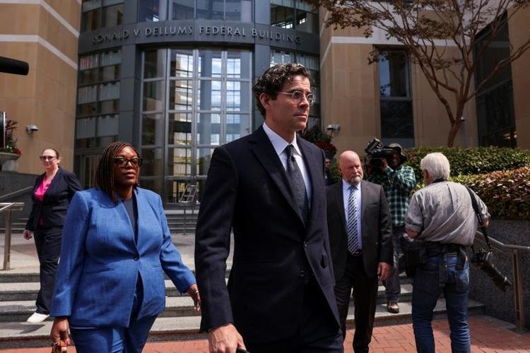 Text snippet detailing Instagram head Adam Mosseri leaving a court house in Oakland, California during Meta's federal trial regarding child privacy and safety laws.